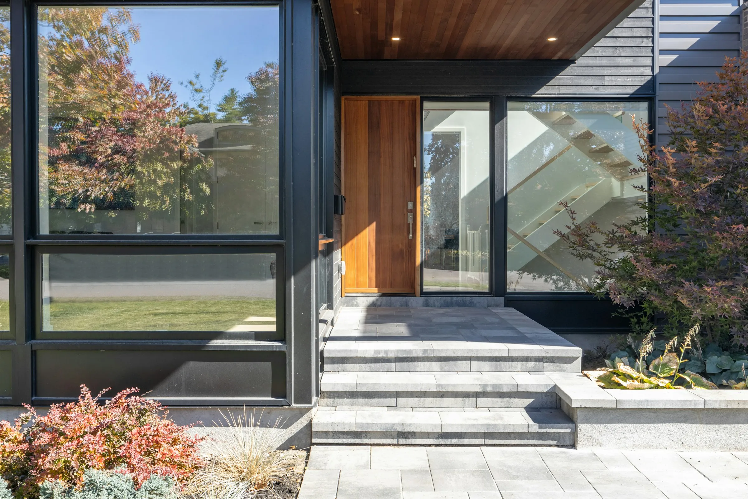 Porte d'entrée et ensemble vitré, maison contemporaine