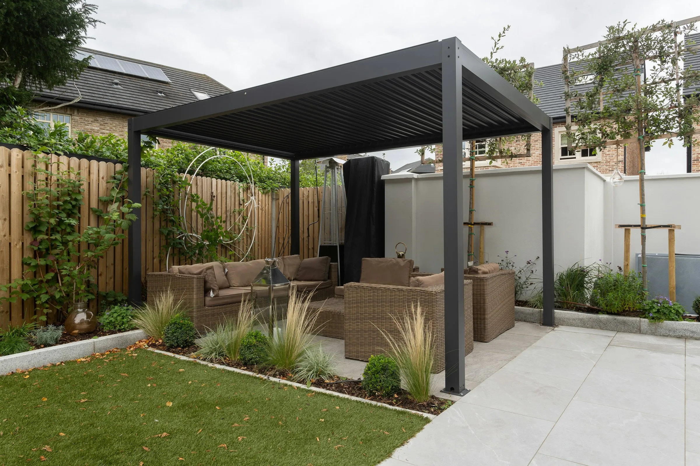Pergola à lames orientables, jardin de ville