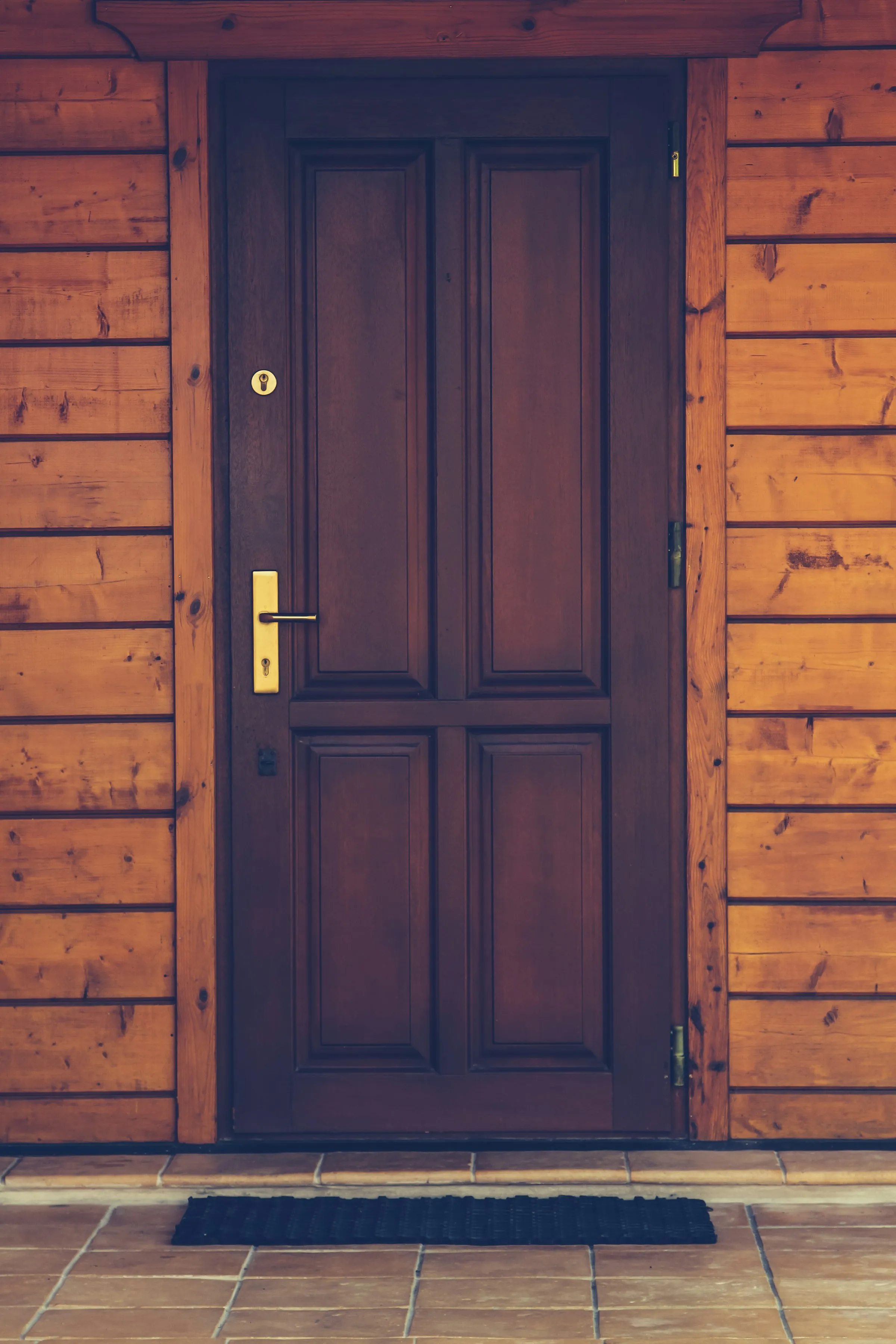 Pose d'une porte d'entrée en bois à panneaux, maison individuelle