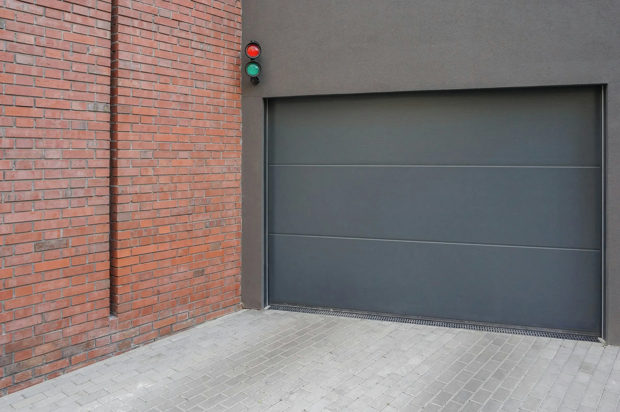 Porte de garage sectionnelle, maison contemporaine